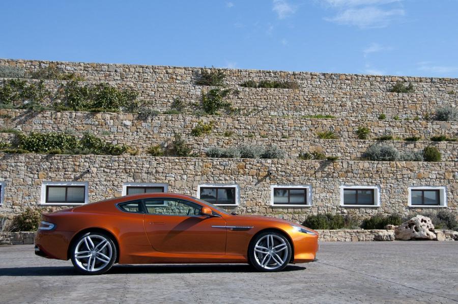  Aston Martin Virage 2011 года  (UK) (фото 10 из 46)